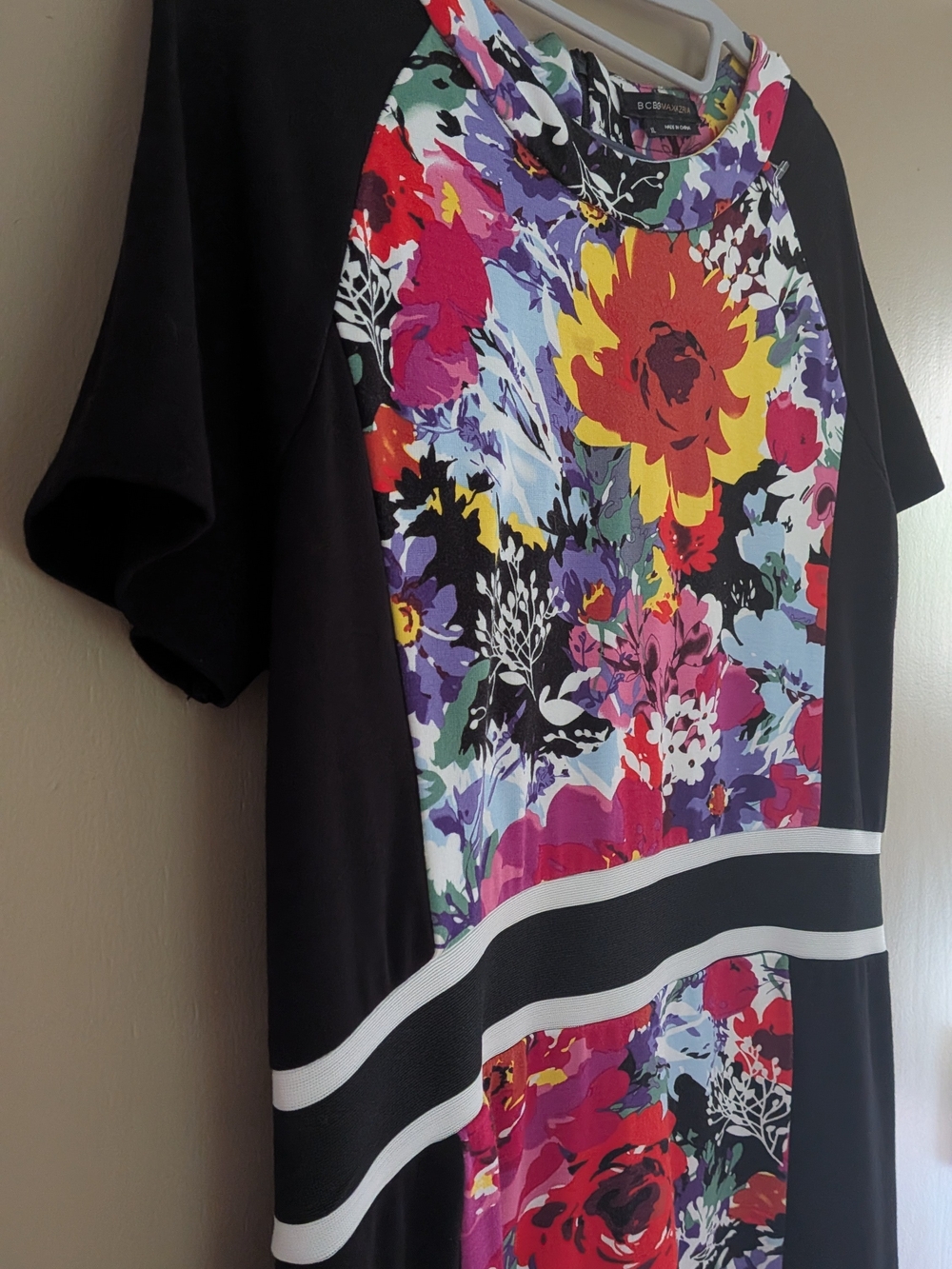BCBGMAXAZRIA Black Floral Colorblock Short Sleeve Top